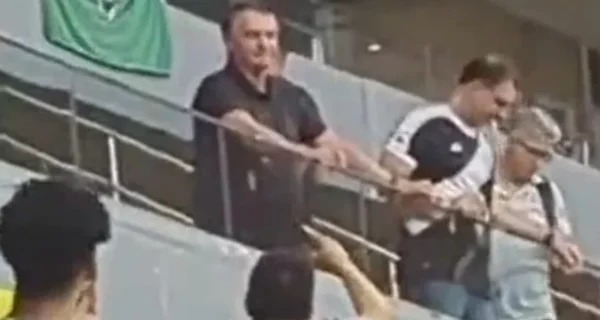 Bolsonaro E Filho Flávio São Hostilizados Pela Torcida Do Vasco: ‘Uh, Vai Ser Preso!’